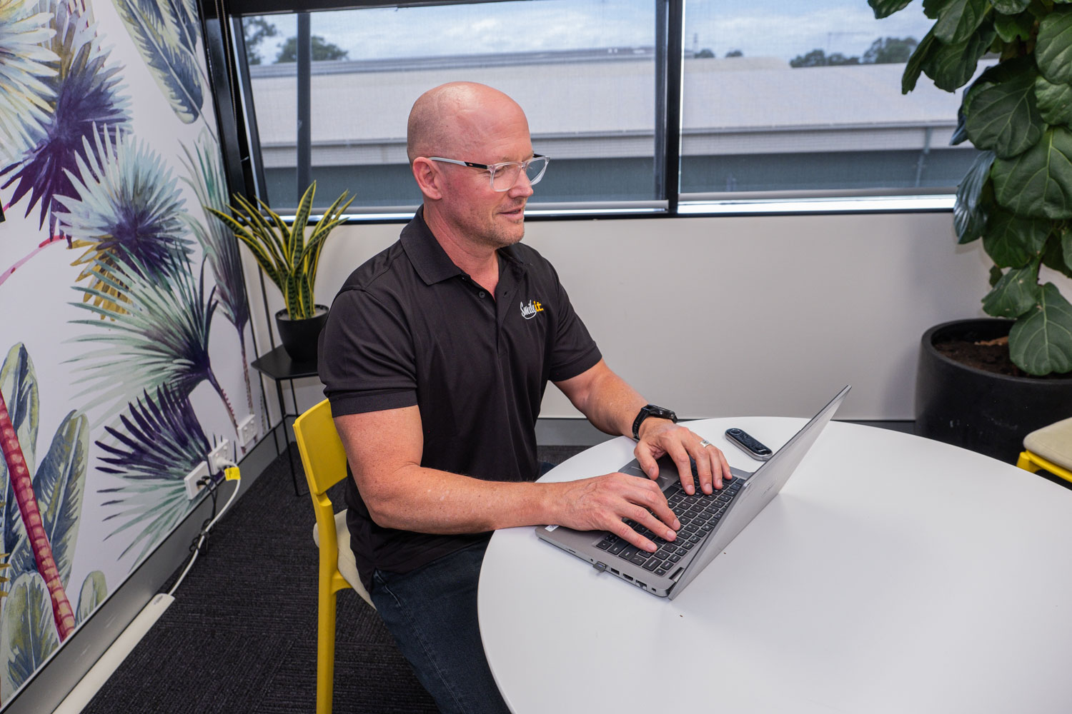 team member making use of microsoft 365